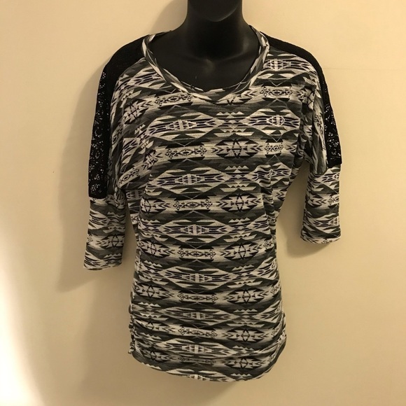 🌸3/$20 No Boundaries top - Picture 2 of 7